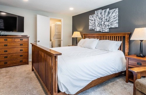 Mammoth Lakes Condo | Sierra Luxe Condo-Located in the center of town!