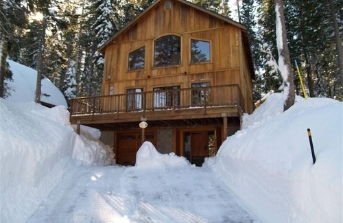 Serene Lakes Cabin | Sierra Retreat Second to None!
