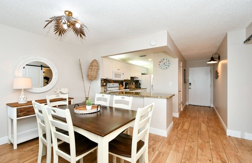 Siesta Key Condo | Siesta Key - Beachfront Condo - 2 BR – Free Boat Docks - Upscale - Renovated