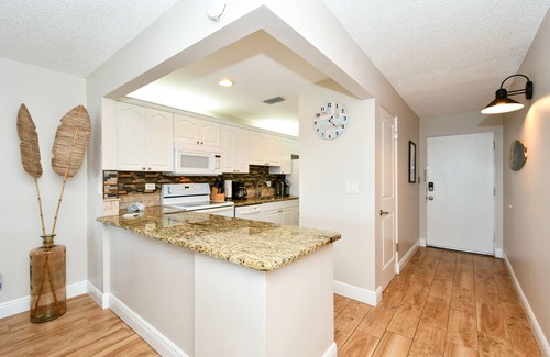 Siesta Key Condo | Siesta Key - Beachfront Condo - 2 BR – Free Boat Docks - Upscale - Renovated