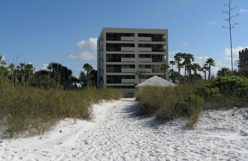 Siesta Key Condo | SIESTA SANDS BEACH RESORT - Beachfront Condo complex on Crescent Beach - 1BR