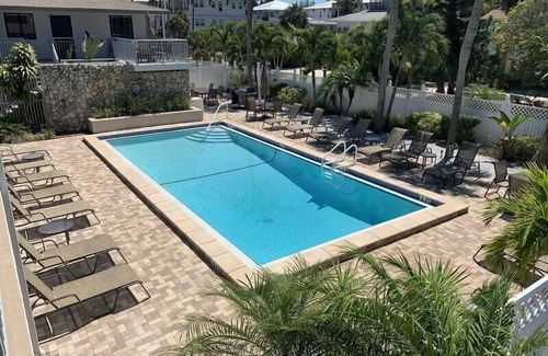 Siesta Key Condo | SIESTA SANDS BEACH RESORT - Beachfront Condo complex on Crescent Beach - 1BR