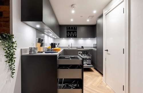 The Westside Apartment | Signature Suite: City Centre | Canal | Pool & Snooker Table | Netflix -Sleep 7