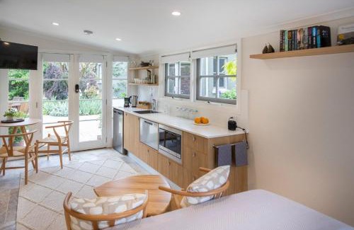Orange Apartment | Silk Tree Studio - Steps to Cook Park