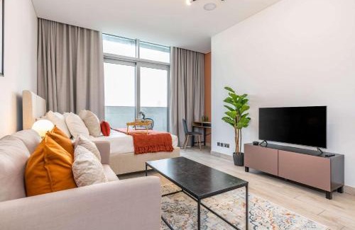 Bur Dubai Apartment | Silkhaus studio in DIFC with Burj Khalifa view, pool & gym