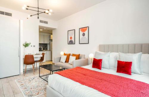 Bur Dubai Apartment | Silkhaus studio in DIFC with Burj Khalifa view, pool & gym