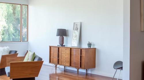 Silver Lake House | Silver Lake Mid-century Nestled In The Treetops