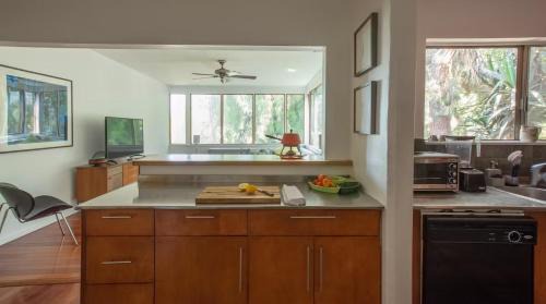Silver Lake House | Silver Lake Mid-century Nestled In The Treetops