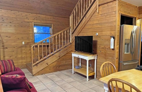 Pelkie Cabin | Silver Mountain Cabins #4 (King Bed, sleeps 9)