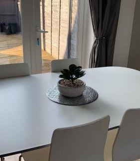Ashby-de-la-Zouch House | Silver Stag Properties, Spacious 3 BR Haven