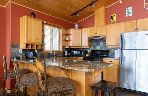 Snow Pine Estates Ski Chalet | Silver Tip Chalet, direct ski in/ski out to Serwas, Private hot tub, fireplace