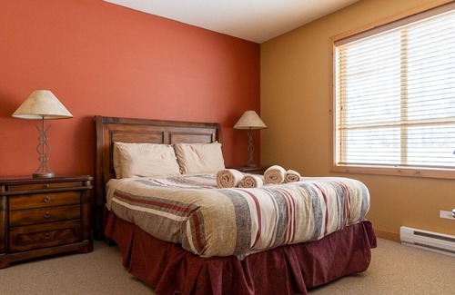 Snow Pine Estates Ski Chalet | Silver Tip Chalet, direct ski in/ski out to Serwas, Private hot tub, fireplace