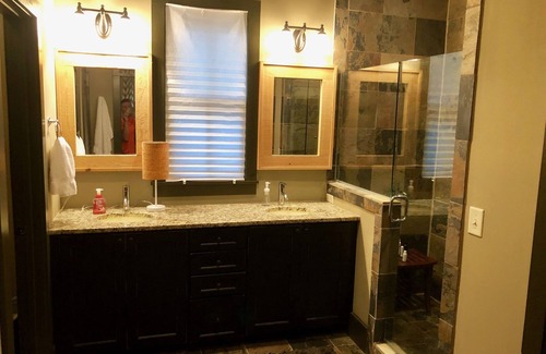 Logan House | SilverRock Cove-Family Fun Lake View Home with Resort Amenities-Smith Lake