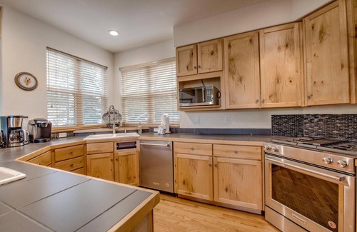 Wildernest House | Silverthorne Wildernest Retreat Stunning Views, Private Hot Tub and Pet Friendly