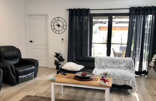 Yarrawonga Apartment | Silverwoods Blvd, 3 BR Retreat with Golf Views
