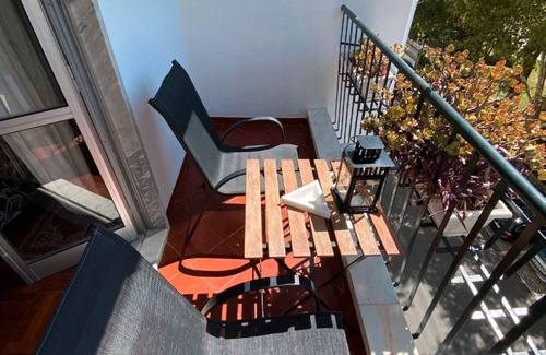 Carcavelos Apartment | 'Simbiose' Room with Balcony, Wi-Fi and Air Conditioning