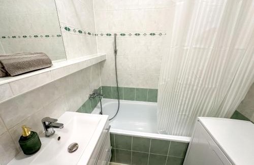 Banska Bystrica Apartment | Simcity 2 I 3BR in city center w free parking, 24 7 self check-in