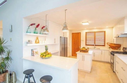 Silver Sands Villa | Simmerdown Villa is a spacious modern 4 bedroom house within a gated community