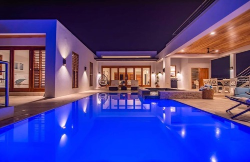 Silver Sands Villa | Simmerdown Villa is a spacious modern 4 bedroom house within a gated community