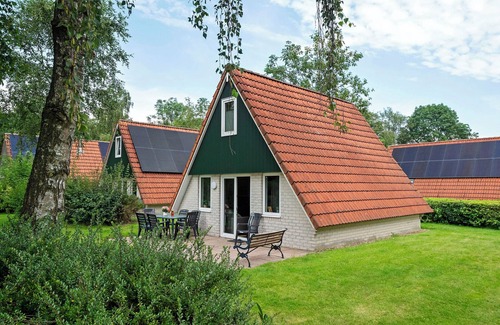 Gramsbergen House | Simple bungalow for 6 people in the Vechtdal, located by greenery or water – plenty of outdoor fun and activities for all ages.