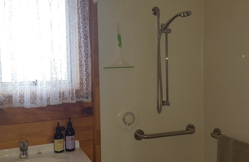 Martinborough Cottage | Simple, clean comfort..... just a stonethrow from everything