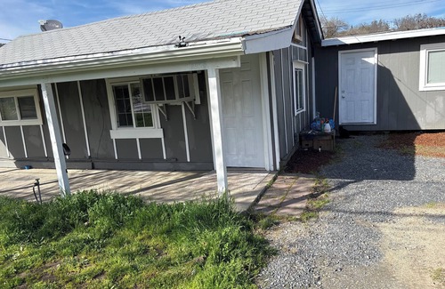 Grants Pass House | Simple cottage, 1 bedroom and a detached room in Grants Pass with WiFi and AC.