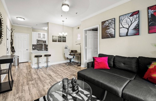 Smyrna Apartment | Simple Cozy Comfort 5 Minutes From The Battery!