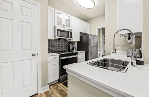 Smyrna Apartment | Simple Cozy Comfort 5 Minutes From The Battery!