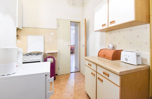 Leopoldstadt Apartment | Simple, inexpensive apartment with a subway station on the doorstep