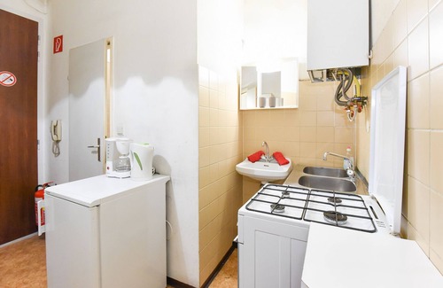 Leopoldstadt Apartment | Simple, inexpensive apartment with a subway station on the doorstep