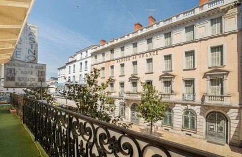 Cœur de Ville Apartment | Simplistic Apartment in Vichy near Thermal Baths