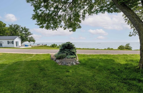 Kelleys Island Apartment | Simply Kelleys Resort -Lakeview Upper- Charming and renovated 2-bed apartment!