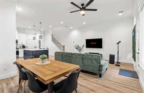 OST - South Union House | Sing, Soak & Stay In Houston!