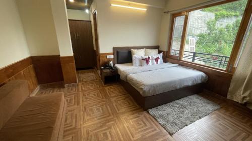 Vashist Hotel | Singh Saab Rooms & Cafe