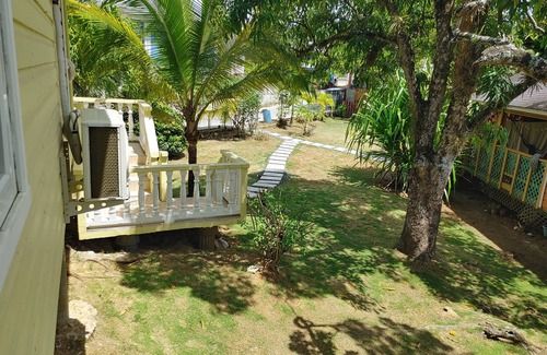 Antoneys Cay House | Single-Family Home With Gated Tropical Yard