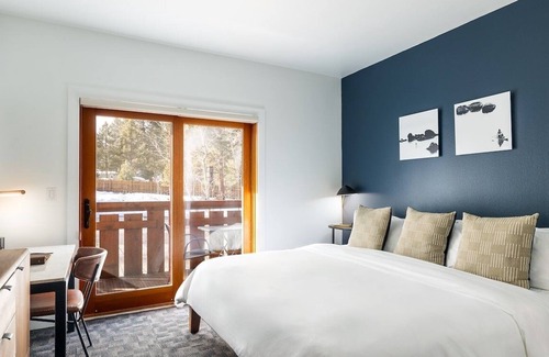 Truckee Hotel | Single King Experience, Gravity Haus Truckee-Tahoe, Log-styled, Near Ski Trails