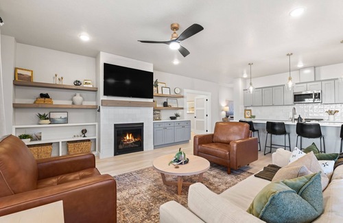 Meridian House | Single Level, Luxury 4BR, Hot Tub, Game Room, Exercise Area, Near Discovery Park