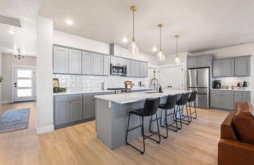 Meridian House | Single Level, Luxury 4BR, Hot Tub, Game Room, Exercise Area, Near Discovery Park