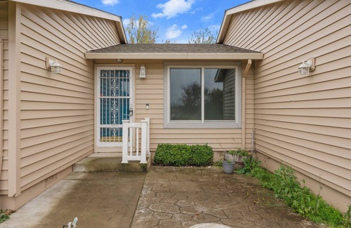 Troutdale House | Single-Level Ranch in Troutdale – Perfect for Families & Medical Professionals