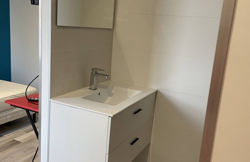 Roye Bed & Breakfast | Single room, business students.