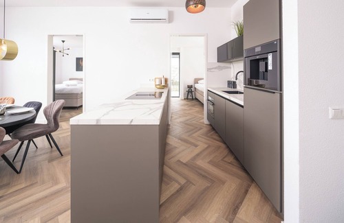 Zeewolde House | Single-storey 8-person villa with private inflatable boat, luxury built-in bean-to-cup coffee machine, Quooker and swim deck.