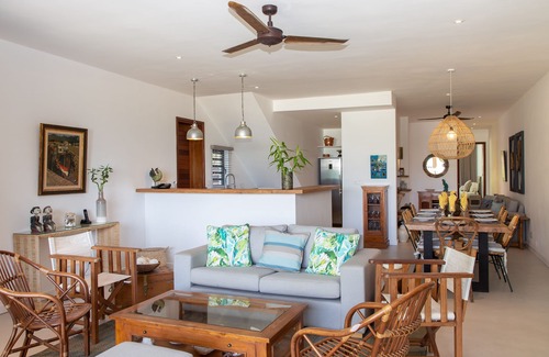 Roches Noires Villa | Single-storey apartment with direct access to an almost private beach
