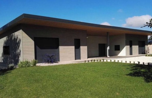 Ampilly-le-Sec House | Single-storey gîte, wooded, enclosed and secure grounds.
