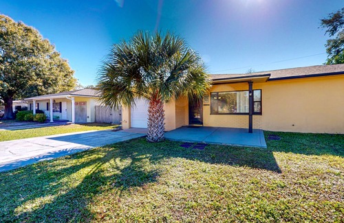 South Pinellas Community Council House | Single-story home near beach with heated private pool, enclosed yard-Dogs ok