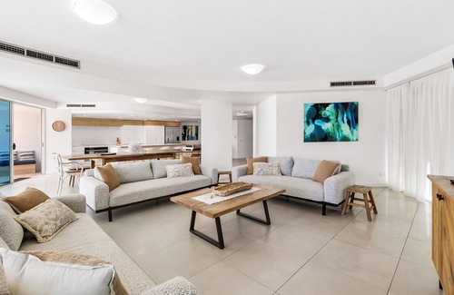 Mooloolaba Apartment | Sirocco 201 by G1 Holidays - Large Five Bedroom Beachfront Apartment in Sirocco Resort