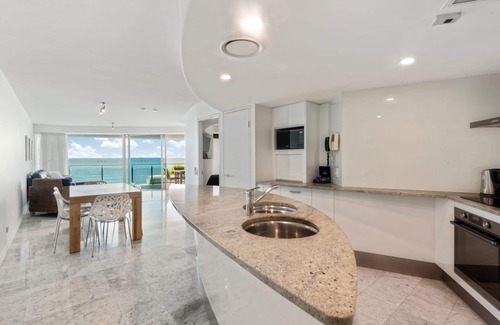 Mooloolaba Apartment | Sirocco 702 superbe contemporay apartment on the 7th Floor, with ocean views