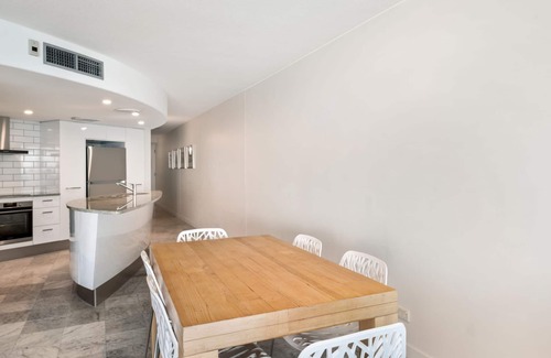 Mooloolaba Apartment | Sirocco 702 superbe contemporay apartment on the 7th Floor, with ocean views