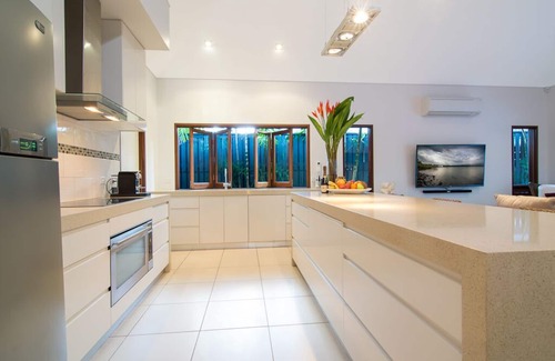 Port Douglas House | Sisanya - Port Douglas Luxury Retreat with Heated Pool & path to the beach!