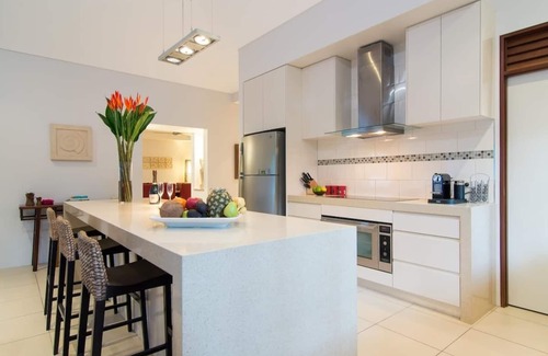 Port Douglas House | Sisanya - Port Douglas Luxury Retreat with Heated Pool & path to the beach!