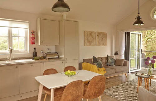 Rookley Cottage | Situated around the lake.
